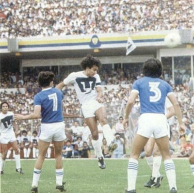 Imagen de una acción de la Final de Vuelta entre Pumas y Cruz Azul de 1981