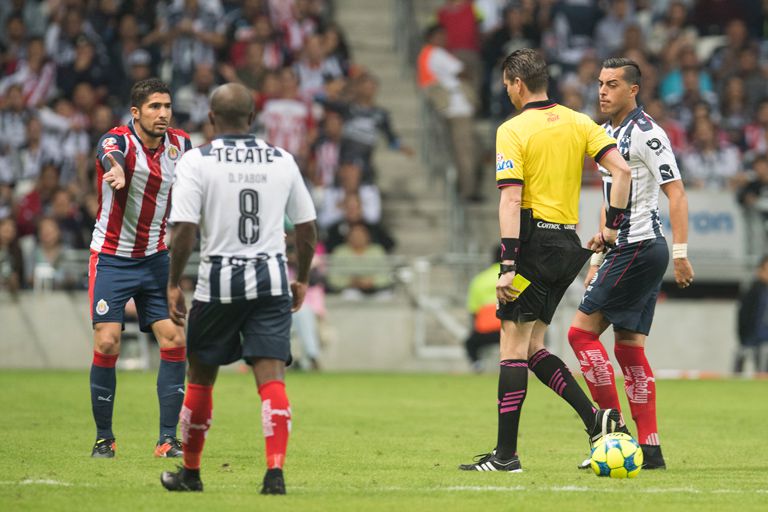 Pereira reclama al ver que será expulsado del juego contra Monterrey