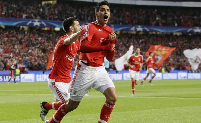 Raúl festeja un tanto con Benfica 