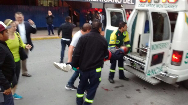 Niño es trasladado en la ambulancia tras el trágico incidente 