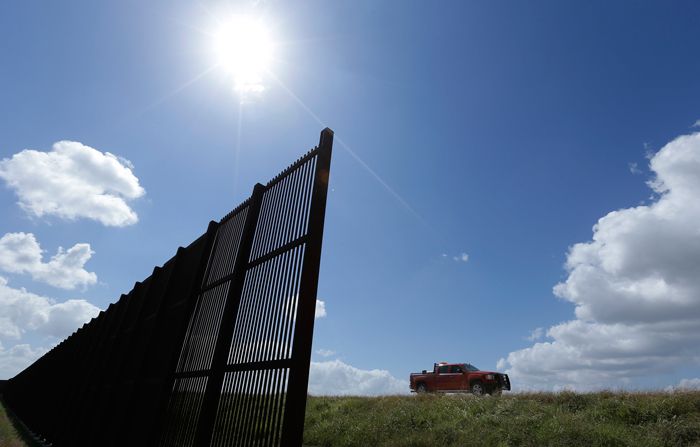 Camioneta recorre el muro fronterizo entre México y EU