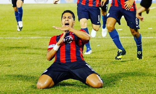 Domínguez festeja un tanto con el Cerro Porteño