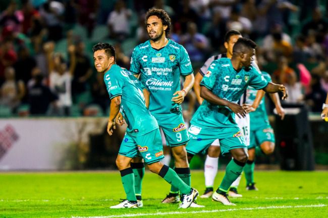 Christian Bermúdez celebra un gol con Jaguares en la Copa MX