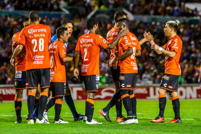 Jugadores de Chiapas celebran su triunfo frente a Tigres