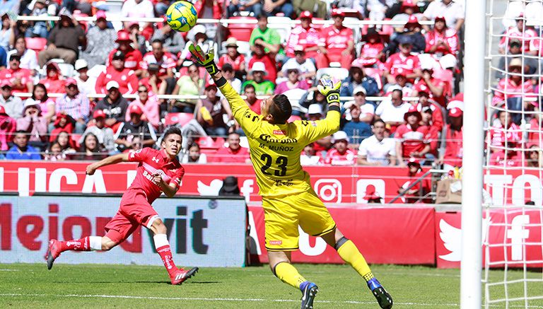 Moisés Muñoz realiza una buena atajada en juego contra Toluca