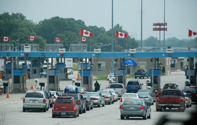 Varios autos intentan cruzar a Canadá