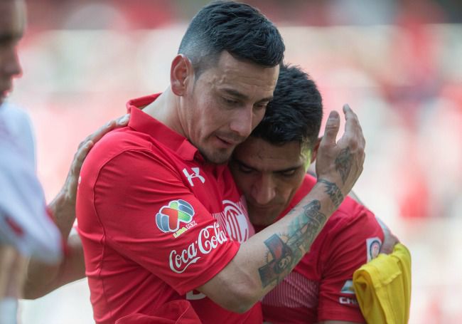 Sambueza abraza a Sinha en juego Toluca vs Veracruz 
