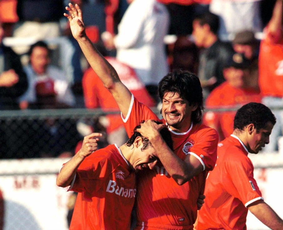 Cardozo y Sánchez festejan un gol con Toluca