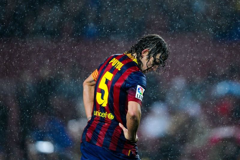 Puyol, bajo la lluvia con la playera del Barcelona