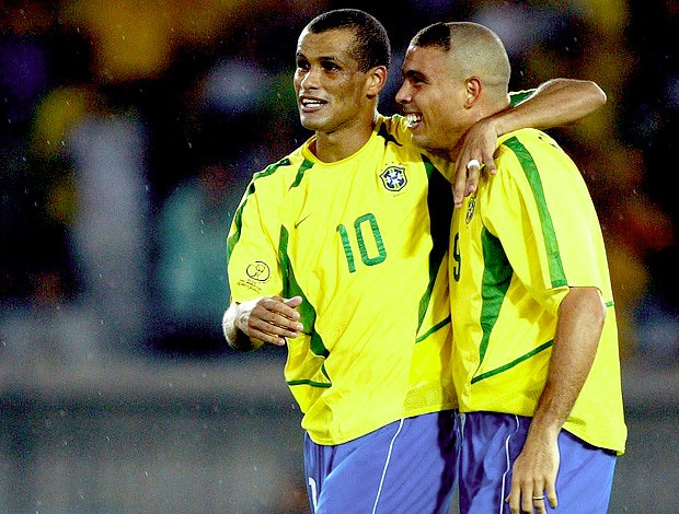 Ronaldo y Rivaldo se abrazan en duelo de Brasil