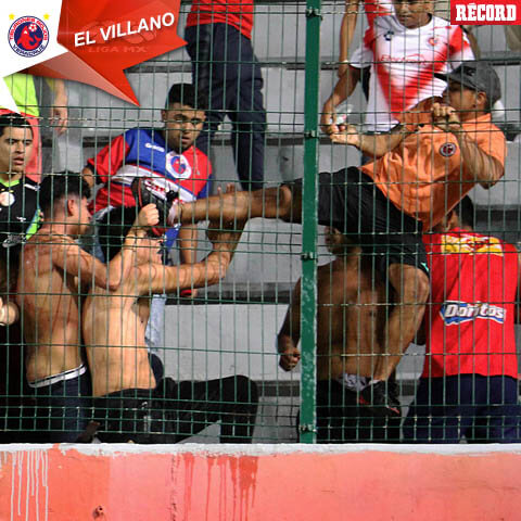 Aficionados de Veracruz y Tigres golpeándose en las tribunas del Luis 'Pirata' Fuente