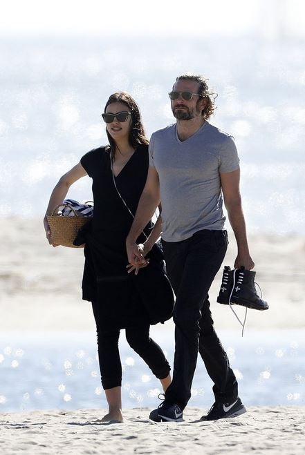  Bradley Cooper e Irina caminan junto a la playa