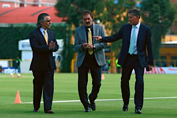 José Romano, Ricardo La Volpe y Ricardo Peláez caminan por Coapa