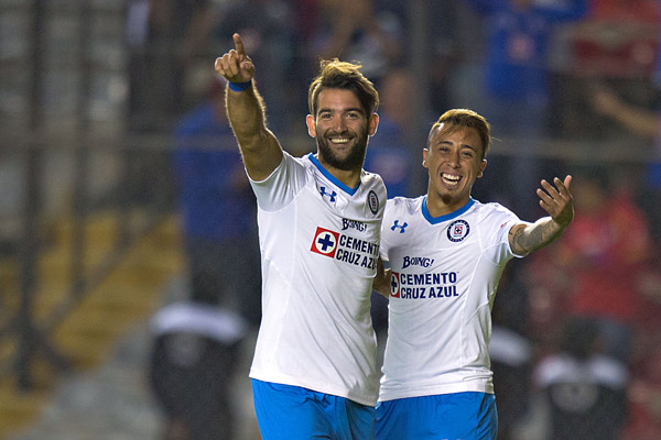 Cauteruccio y Rodríguez celebran un tanto de Cruz Azul