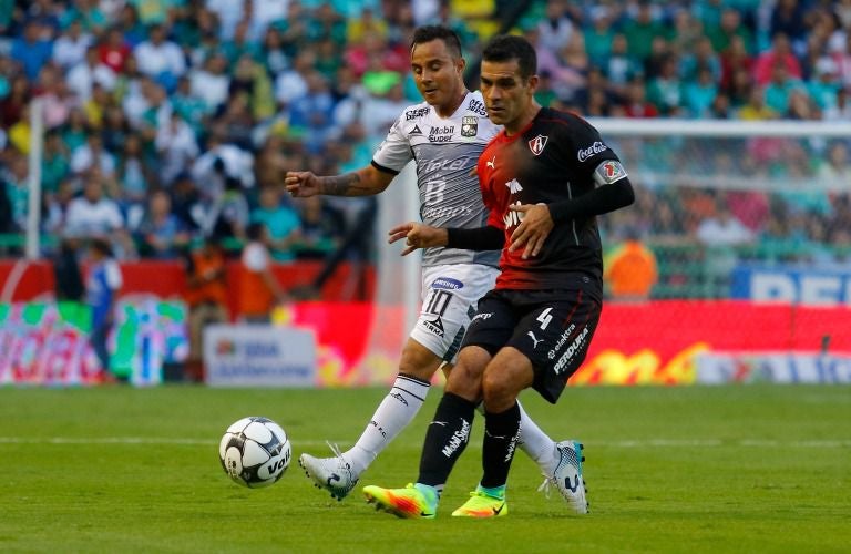 Rafael Márquez juega el esférico contra Luis Montes en el A2016