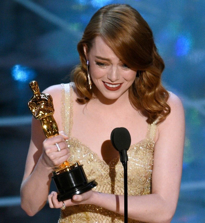 Emma Stone recibe el premio a mejor actriz
