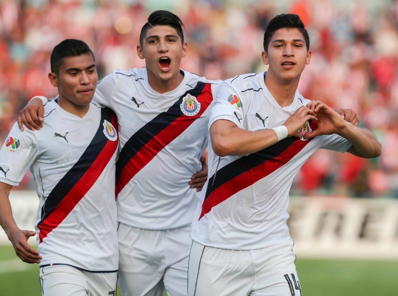 Jugadores de Chivas festejan el gol contra Jaguares