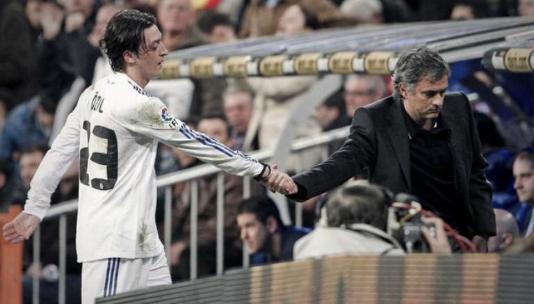 El entrenador portugués saluda con cierta frialdad al futbolista alemán