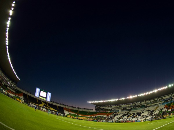 Imagen panorámica del estadio León previo a un juego nocturno