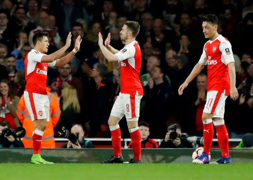 Alexis y Ramsey festejan anotación del Arsenal
