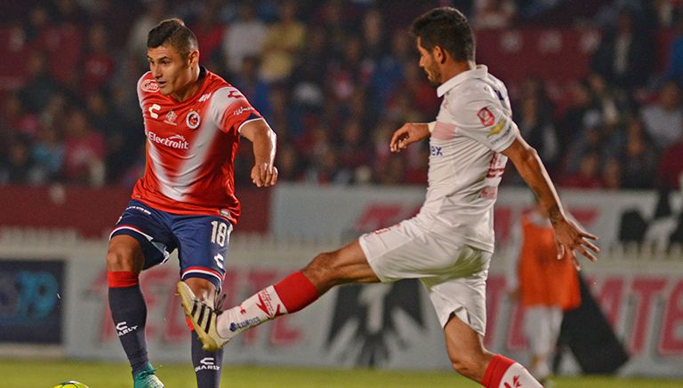 Edgar Andrade controla el balón en juego de Copa MX