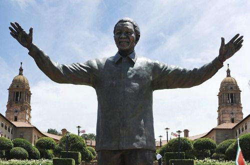 Una estatua de Nelson Mandela 