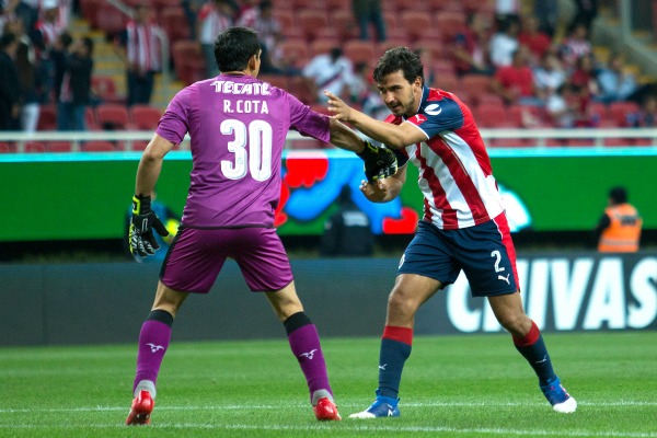 Alanís felicita a Rodolfo Cota durante el juego frente a Veracruz