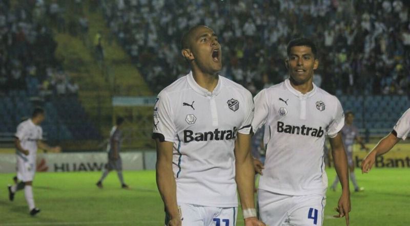 El delantero celebra uno de sus goles en Guatemala