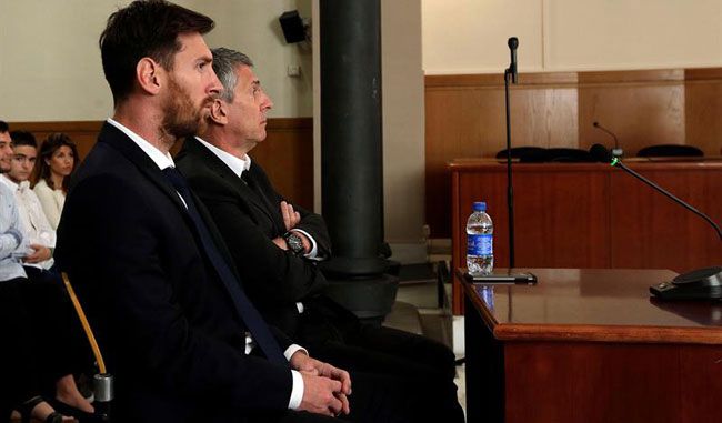 Messi, junto a su padre durante una audiencia con el Tribunal