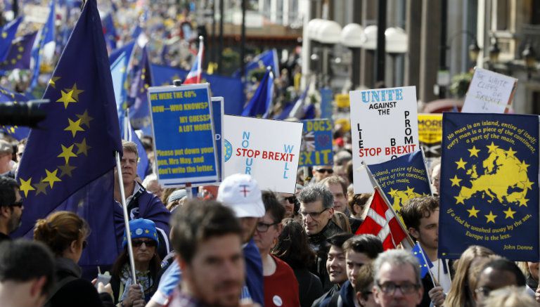 Británicos portan pancartas para mostrar su rechazo al 'Brexit'