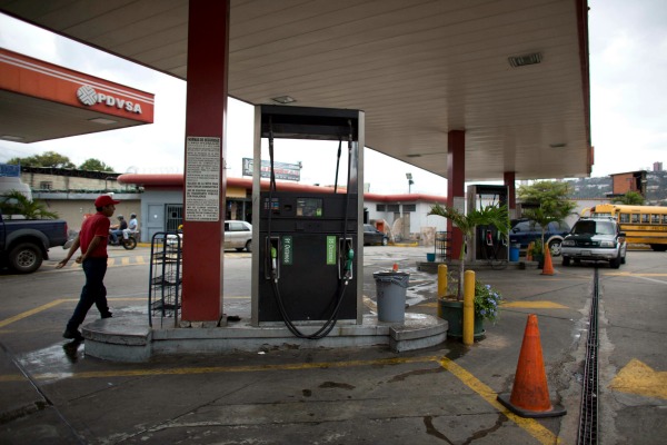 Una bomba de gasolina vacía en Venezuela