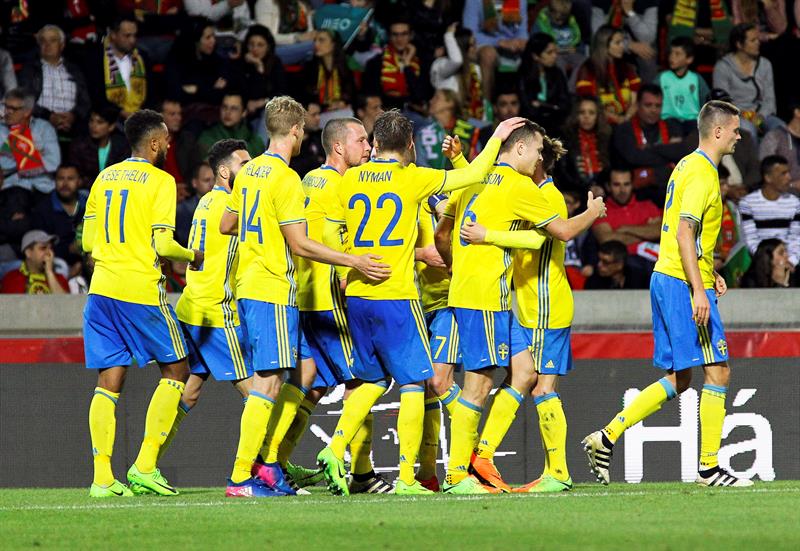 Jugadores de Suecia festejan el primer gol