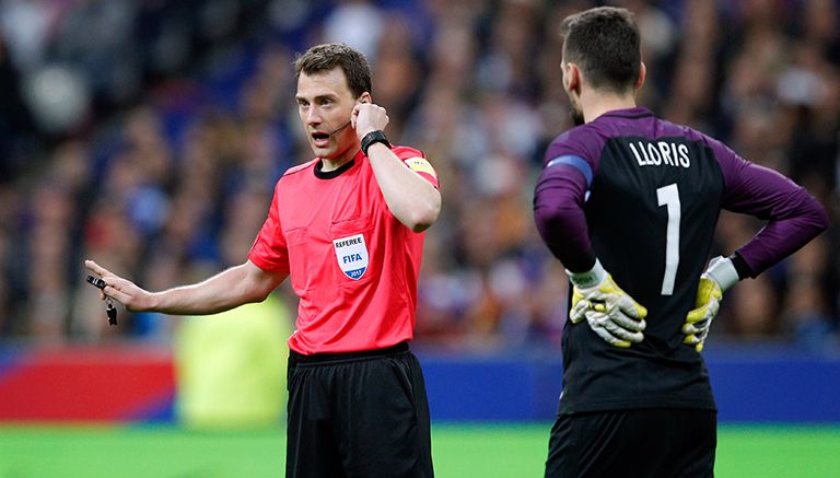 Momento en que árbitro recibe indicaciones tras revisión de un gol de España