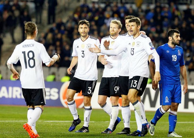 Jugadores alemanes festejan una victoria contra Azerbaiyán
