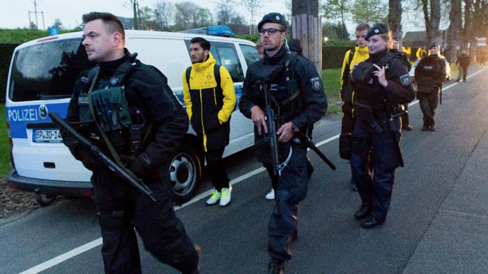 Jugadores del Borussia Dortmund son escoltados por la policía