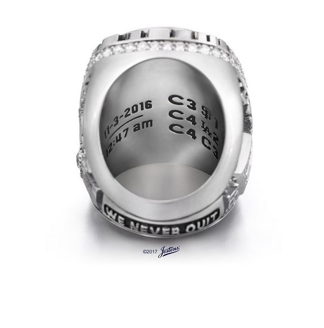 El anillo también incluye la hora en la que terminó el partido frente a los Cleveland Indians de la SM 2016