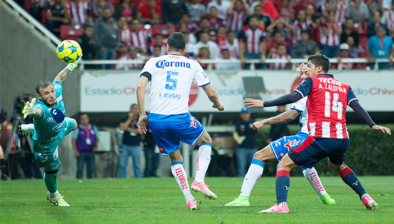 Campestrini ataja el balón en juego contra Chivas