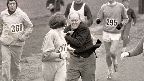 Jock Semple agrede a Switzer en el Maratón de Boston en 1967