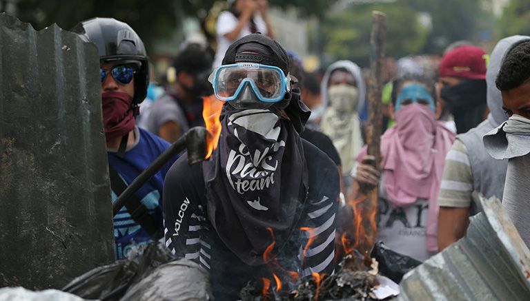 Jóvenes marchan contra dictadura de Maduro
