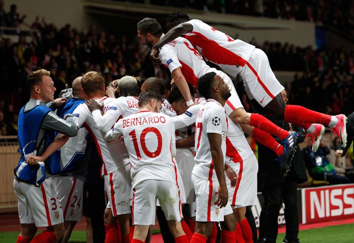 Futbolistas del Mónaco festejan uno de sus goles contra el Dortmund