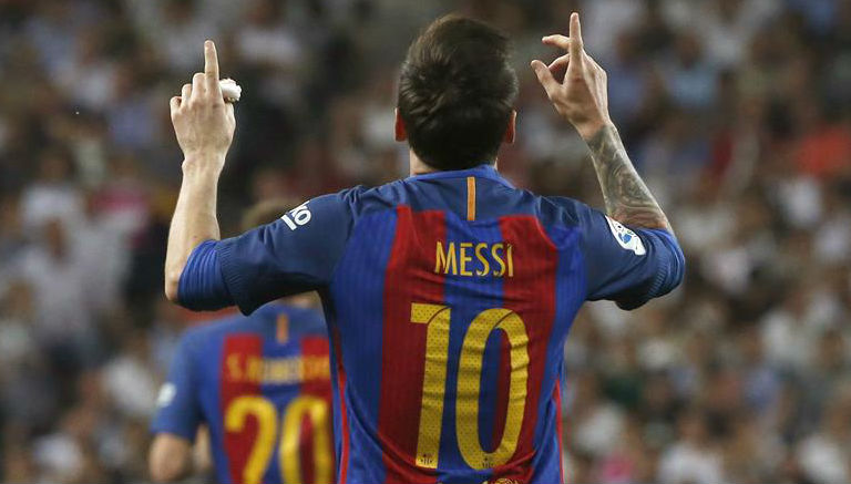Lionel Messi festeja después de anotarle al Real Madrid