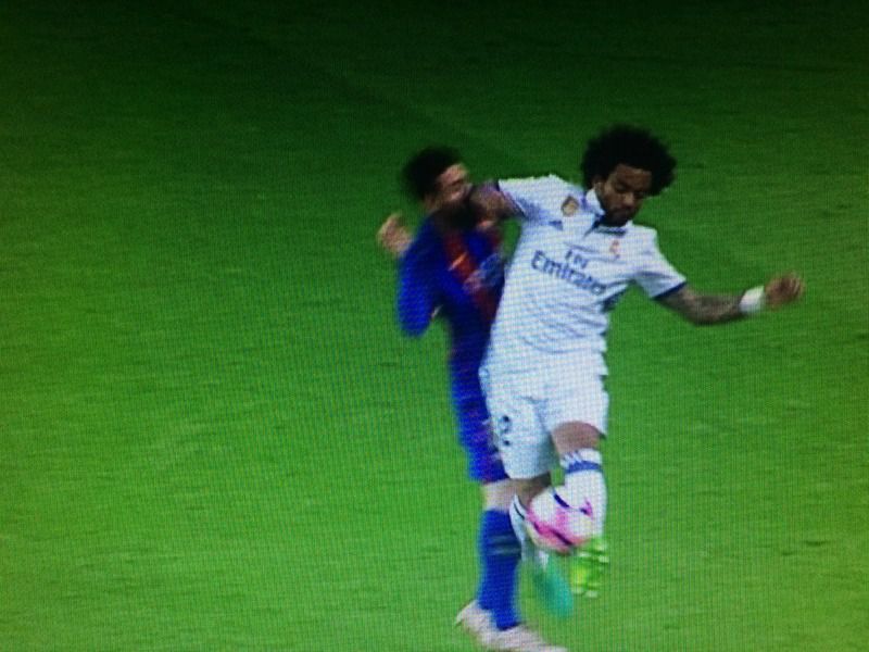 Messi recibe el golpe de Marcelo en el rostro