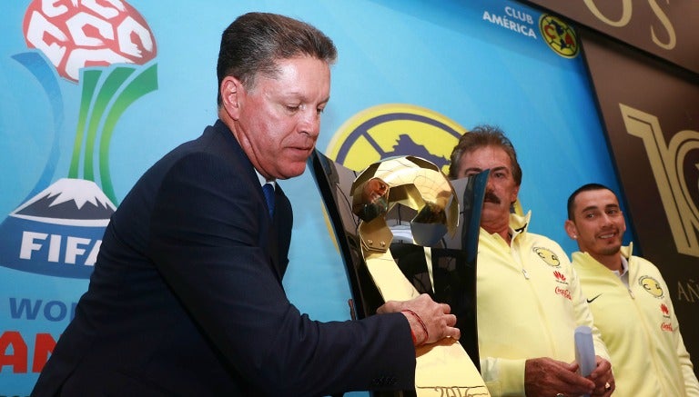 El exjugador presenta el trofeo de la Concacaf