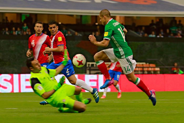 Chicharito marca su gol frente a Keylor Navas