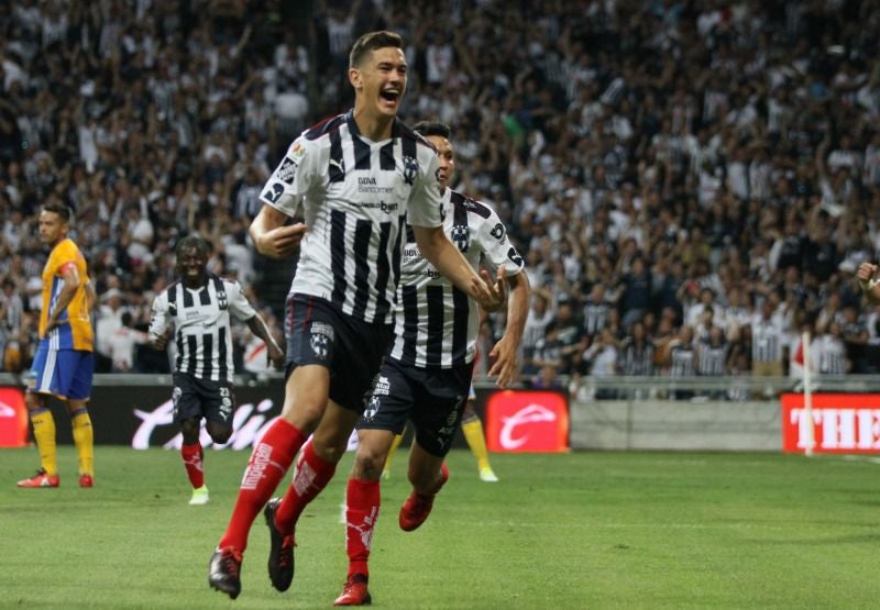 César Montes celebra gol en el BBVA Bancomer