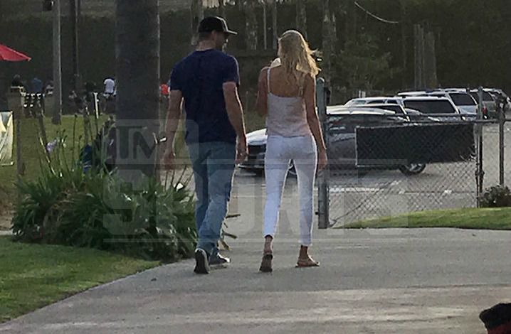 Aaron Rodgers camina junto a Kelly por la calle