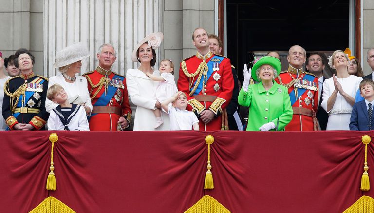 La familia real de Inglaterra, reunida durante un evento
