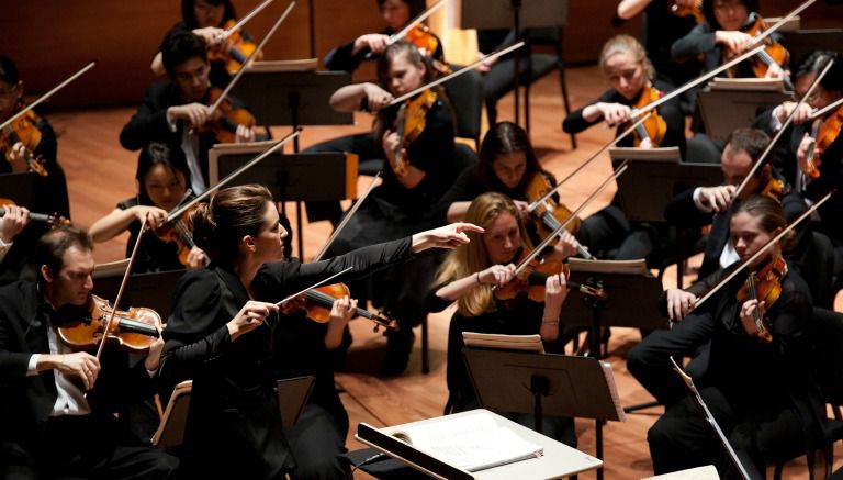 Alondra de la Parra dirige a la Orquesta Filarmónica de las Américas