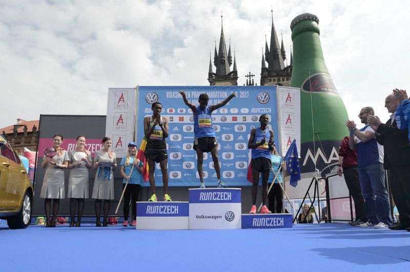 Atleta etíope se corona en el Maratón Internacional de Praga