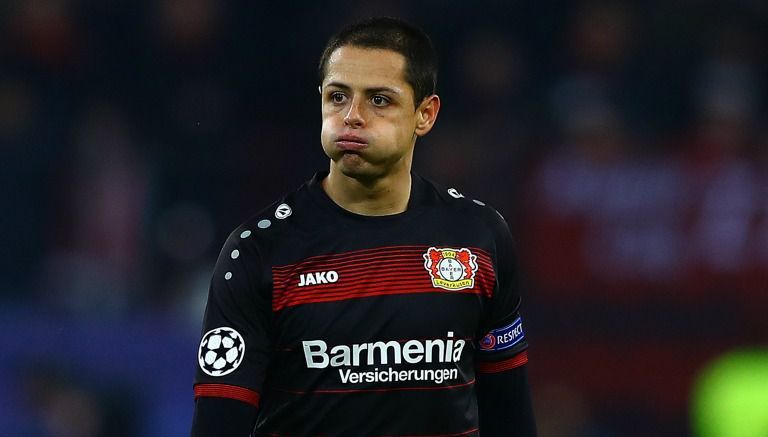 Chicharito durante un partido del Bayer Leverkusen